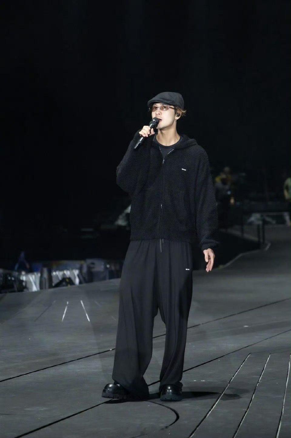 姜涛演唱会嘉宾竟是王嘉尔王嘉尔姜涛再同框姜涛演唱会嘉宾竟是王嘉尔 