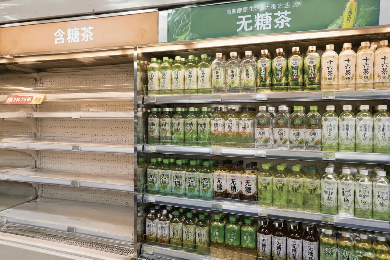 无糖茶首次占半壁江山！1352亿市场背后，统一跌3.5%东鹏暴涨208%
 
十
