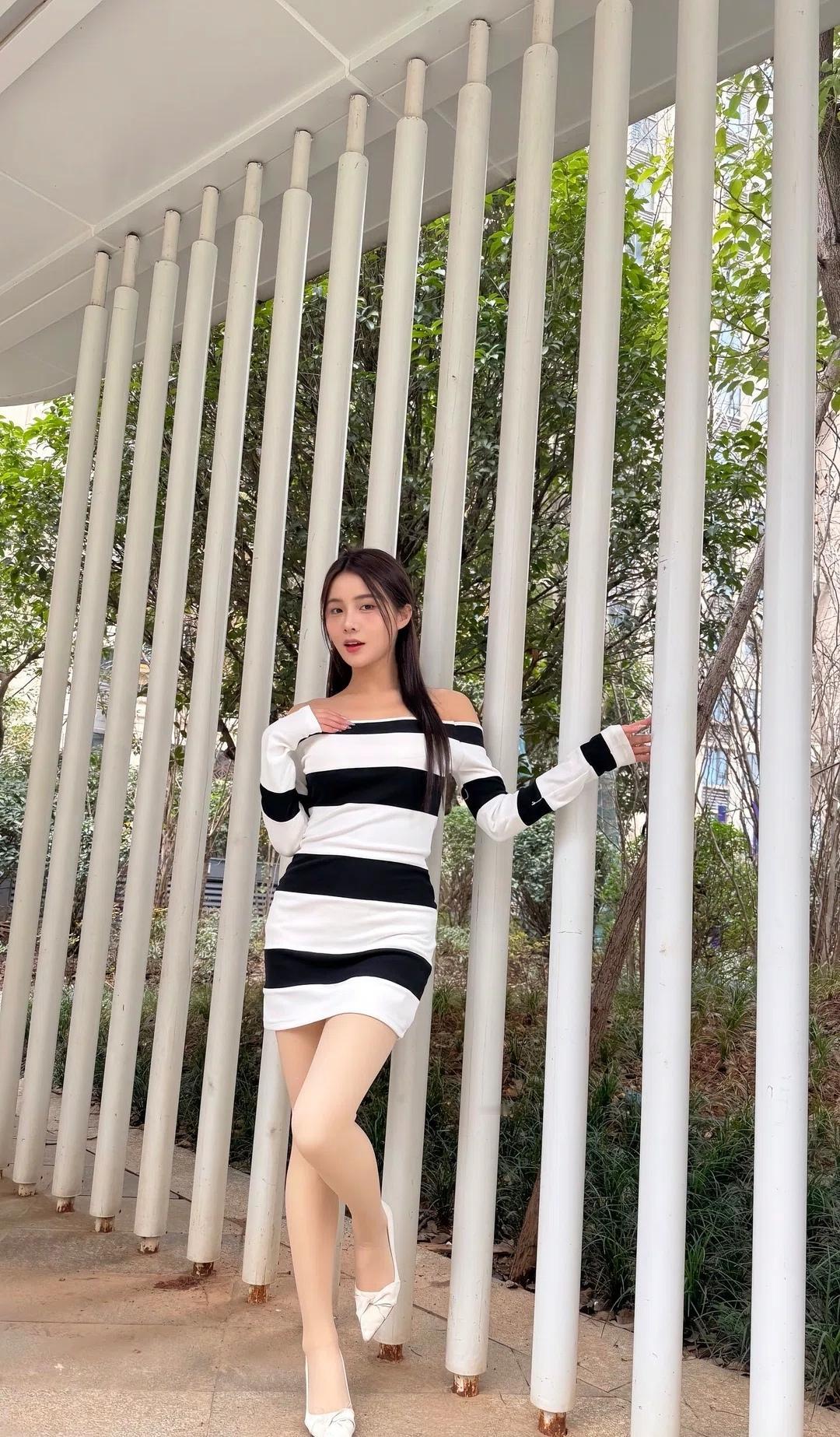 黑白条纹连衣裙，清新自然，时尚百搭！