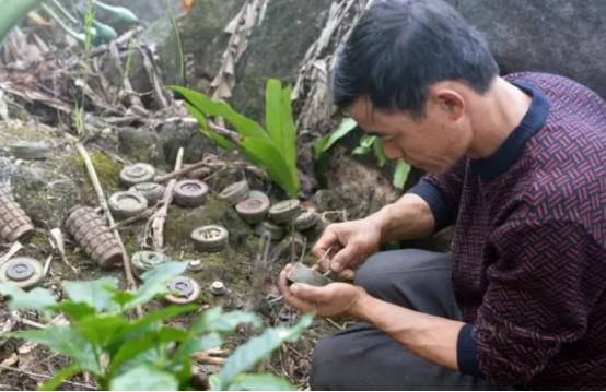 1989年，云南村民靠一把镰刀十几年内排雷上万颗，咋做到的？
 
越南，是中国割