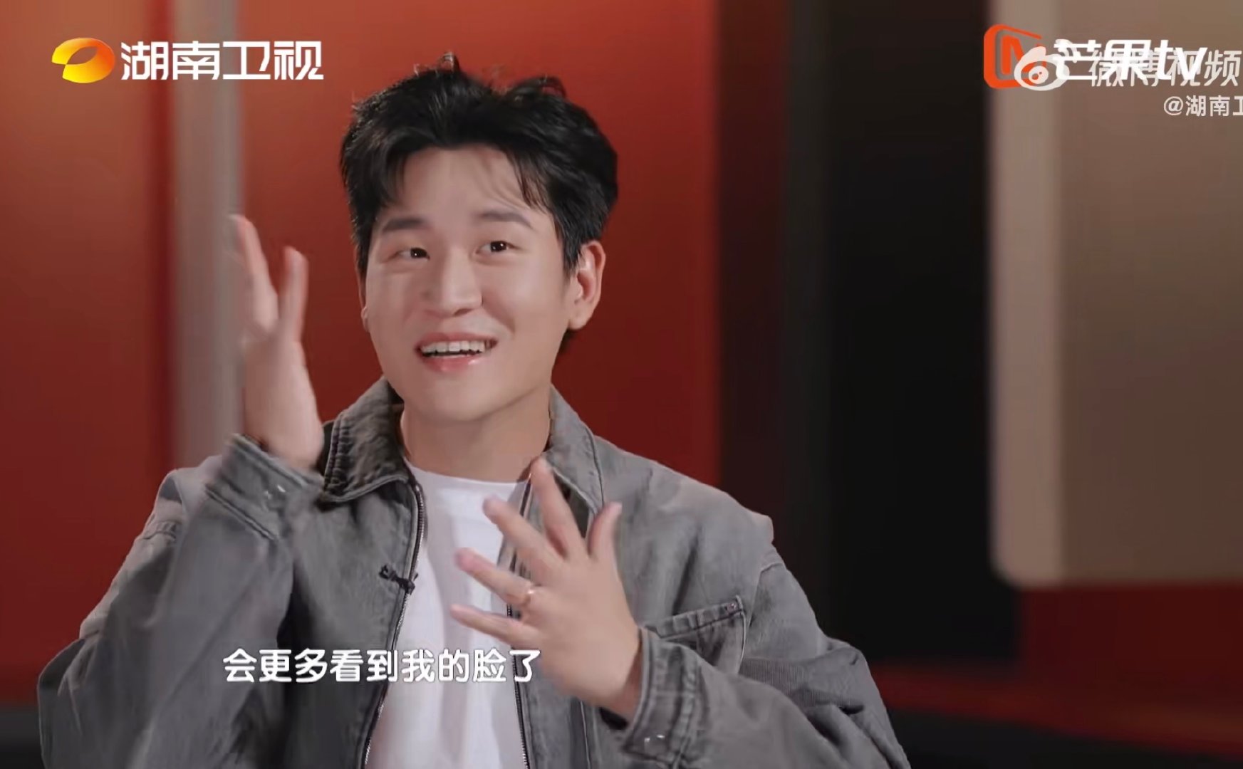 歌手直播周兴哲回应歌红人不红作品传唱度超高深入人心，默默收获大批忠实听众。 