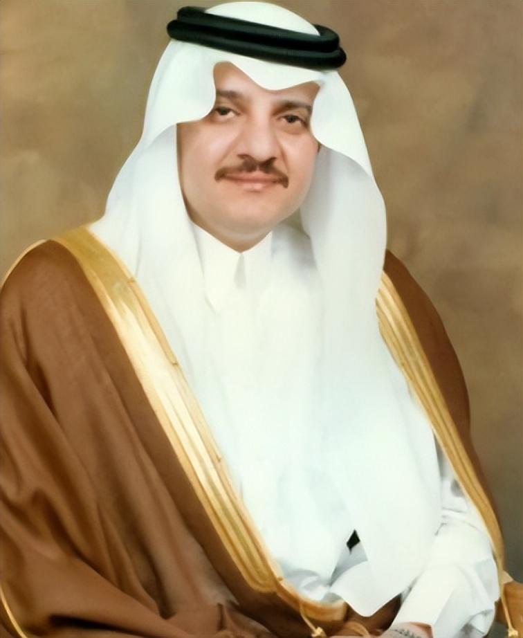 1902年深夜，利雅得城外一小撮人悄悄集结，不到60个，带头的是个二十来岁的年轻