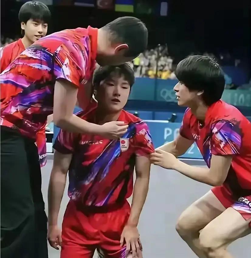 张本智和终于“服软”！亚军颁奖典礼赛后，张本智和接受日媒采访，主动致歉：1、自己