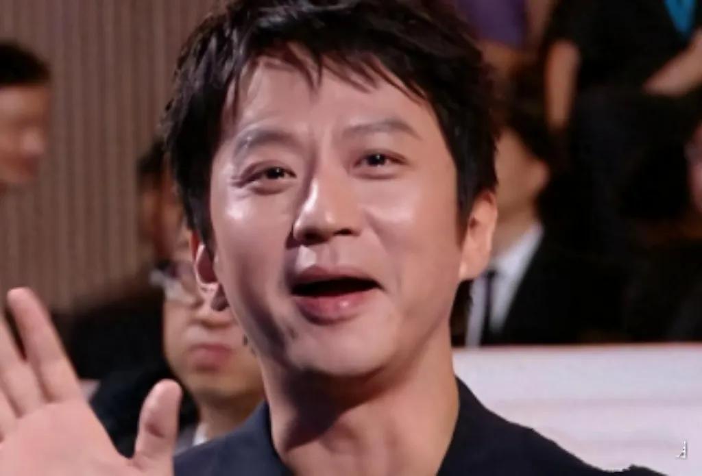 《胜券在握》定档11月15日，邓超主演。影片讲述老员工白胜被裁员后，为赢回800
