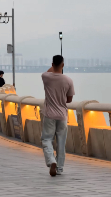 然后友情提醒一下，像这种照片，各位球迷可以自己打印出来到现场去找贺希宁签，他肯定