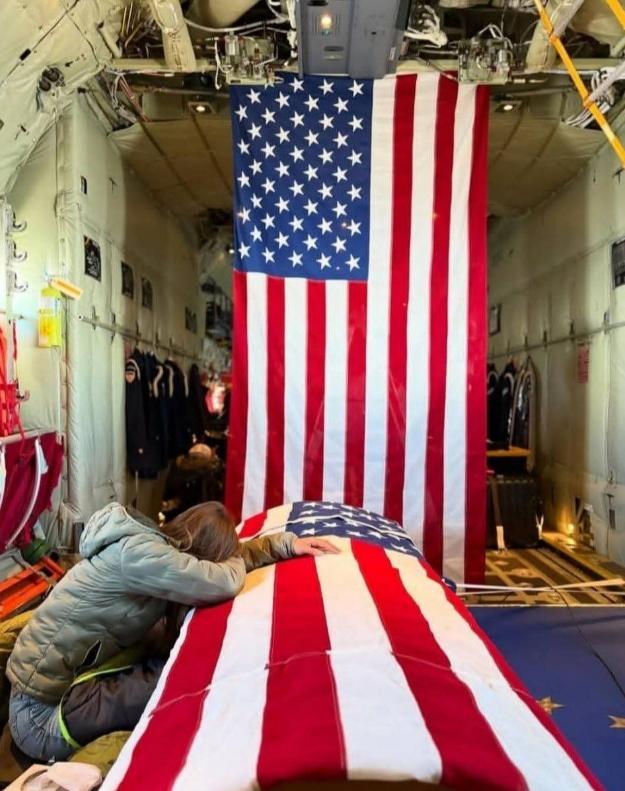 美国飞行员被俘虏了，目前对于特朗普政府来说，压力非常大。

当地时间2026年4