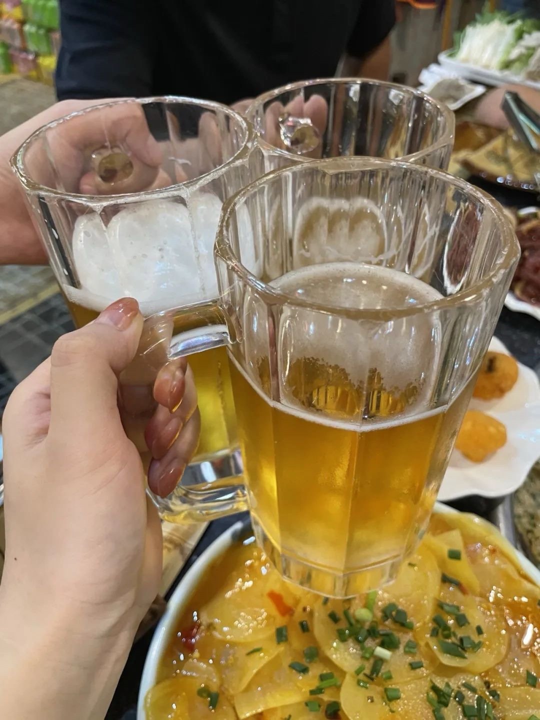 𝐝𝐚𝐢𝐥𝐲🫧别人喝酒喝出爱情，我喝出一堆兄弟。 ​​​