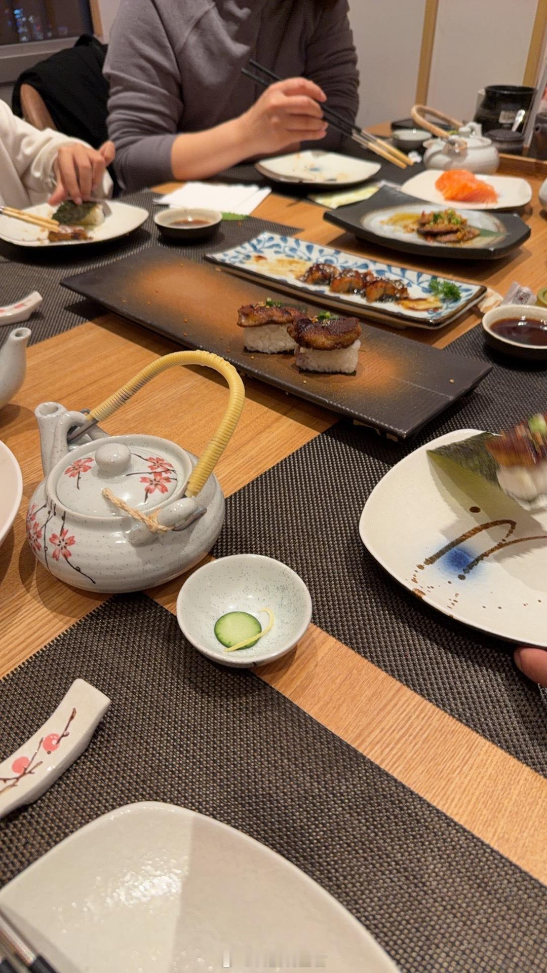 王自如发年终奖了我们工作室的小伙伴一人一个手机，红包大小决定选择权，这很公平，没