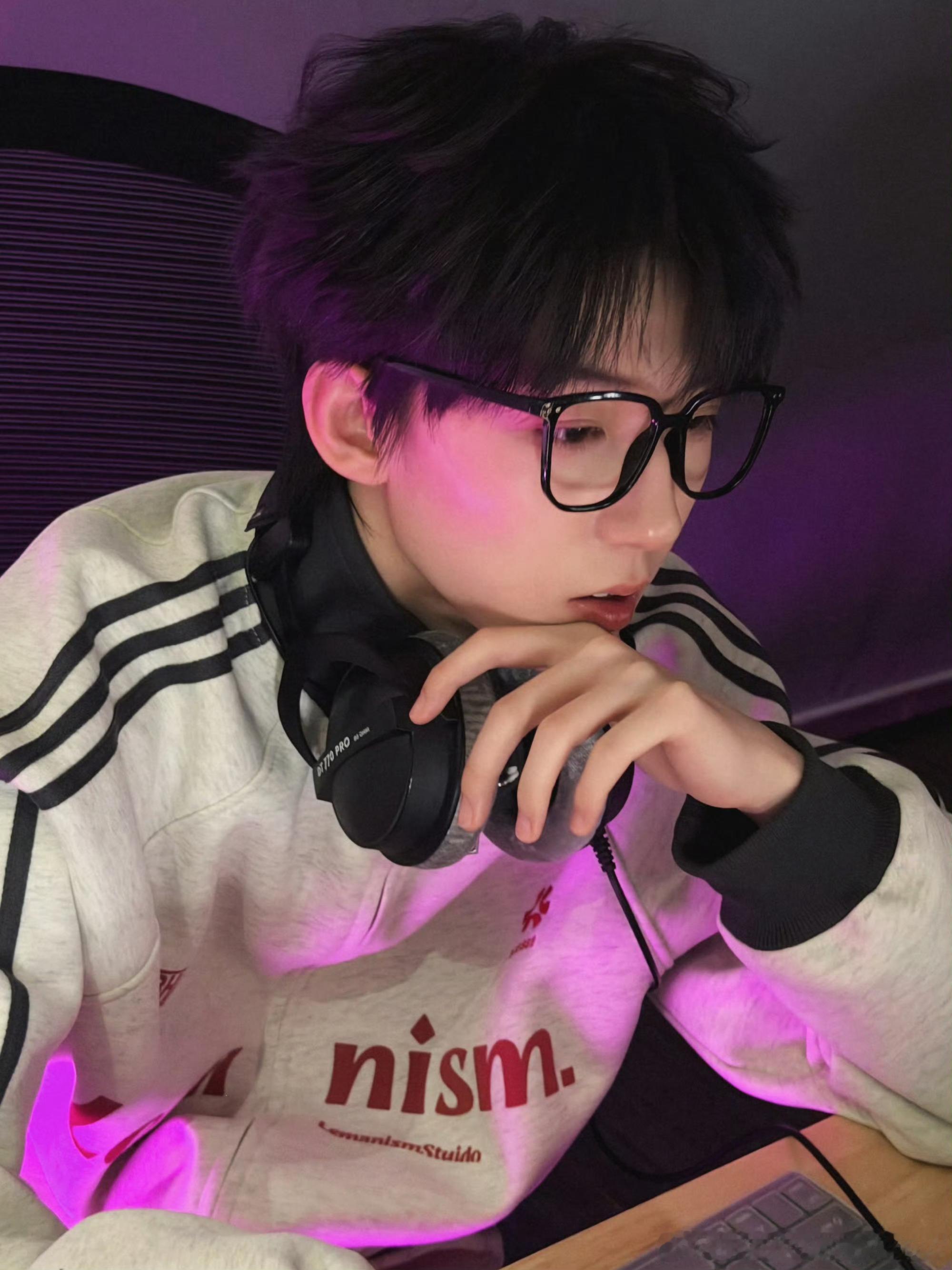 杨博文幻想电竞选手杨博文幻想 杨博文幻想电竞选手，好适合戴黑框眼镜 