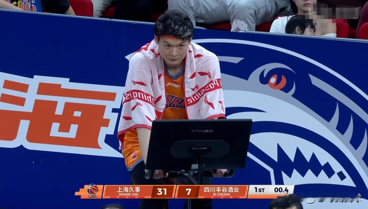 上海久事当家中锋王哲林真是太悠哉了！在今天上海久事主场迎战四川丰谷酒业的上半场比