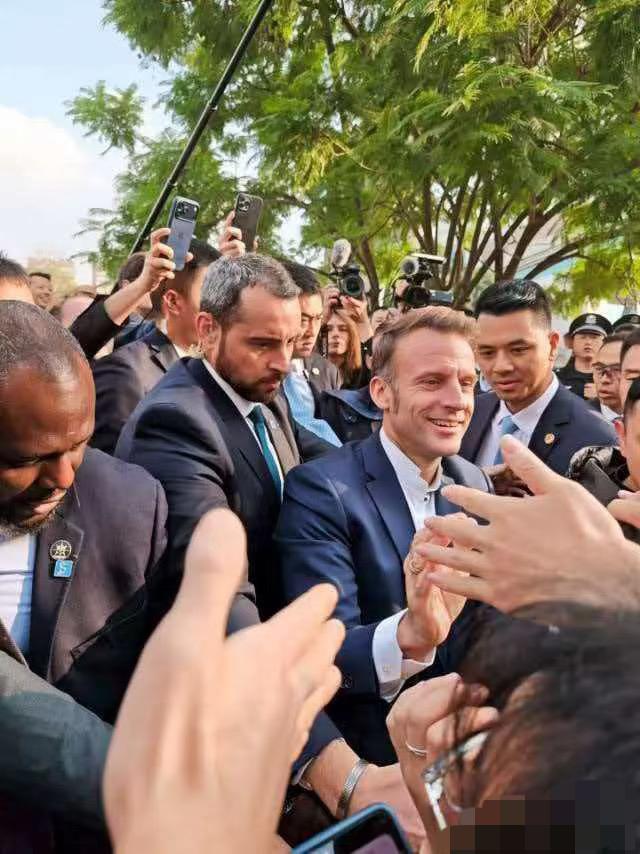 憋不住了！马克龙刚带着百亿空客订单、中欧班列新专线的成果离华，
美国的视频通话就