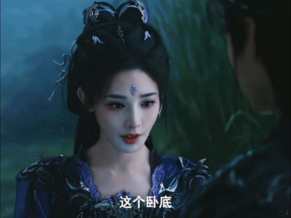 彭小苒妆造正确 美得让人失语！虽未被《东宫》虐心牵动，但此次妆造依旧惊艳四座，每