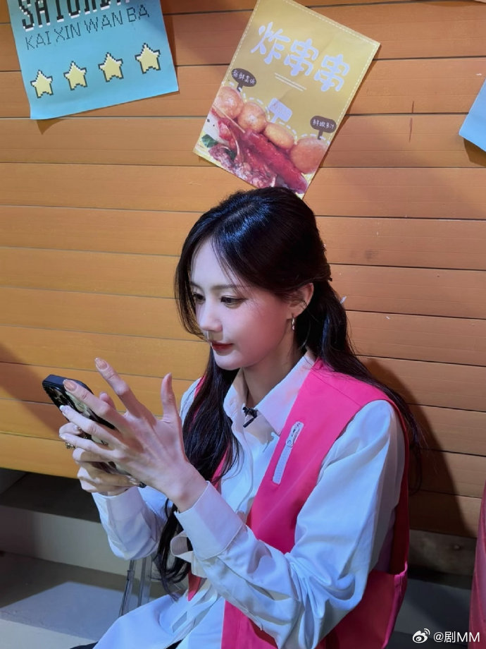 李一桐的手好大 李一桐的手竟然那么大，有点超乎想象了！李一桐的手竟然那么大