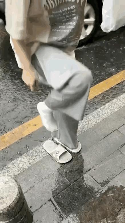 哦豁，
这样的袜子应该不能再要了。