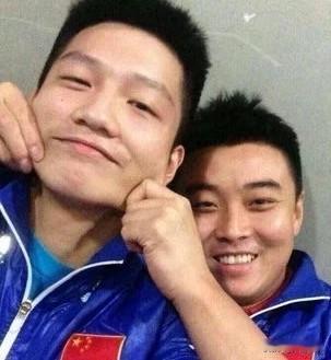 哈哈，原来，王楚钦捏脸是有出处的。是不是和师父一样。都是从后面冲上来，都是双手，