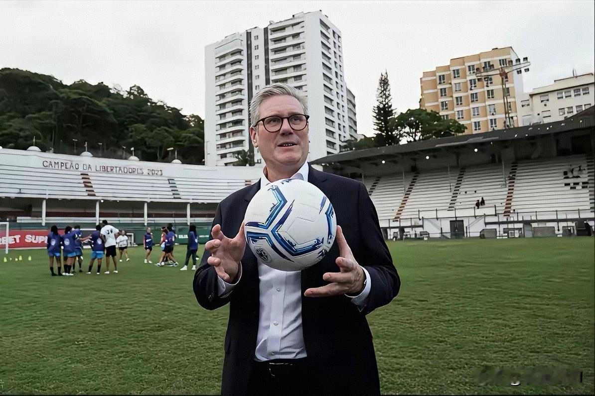 斯塔默这次访华送足球礼物，真真是赶上了“最不巧的时机”！
1月29号这天，一边是