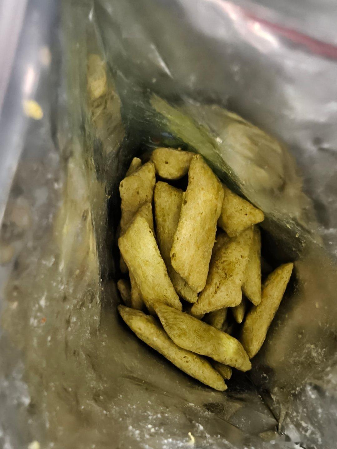 上好佳芥末味荷兰豆只有零次和无数次，之前我吃一次蛐蛐一次芥末味太呛，一边蛐蛐一边