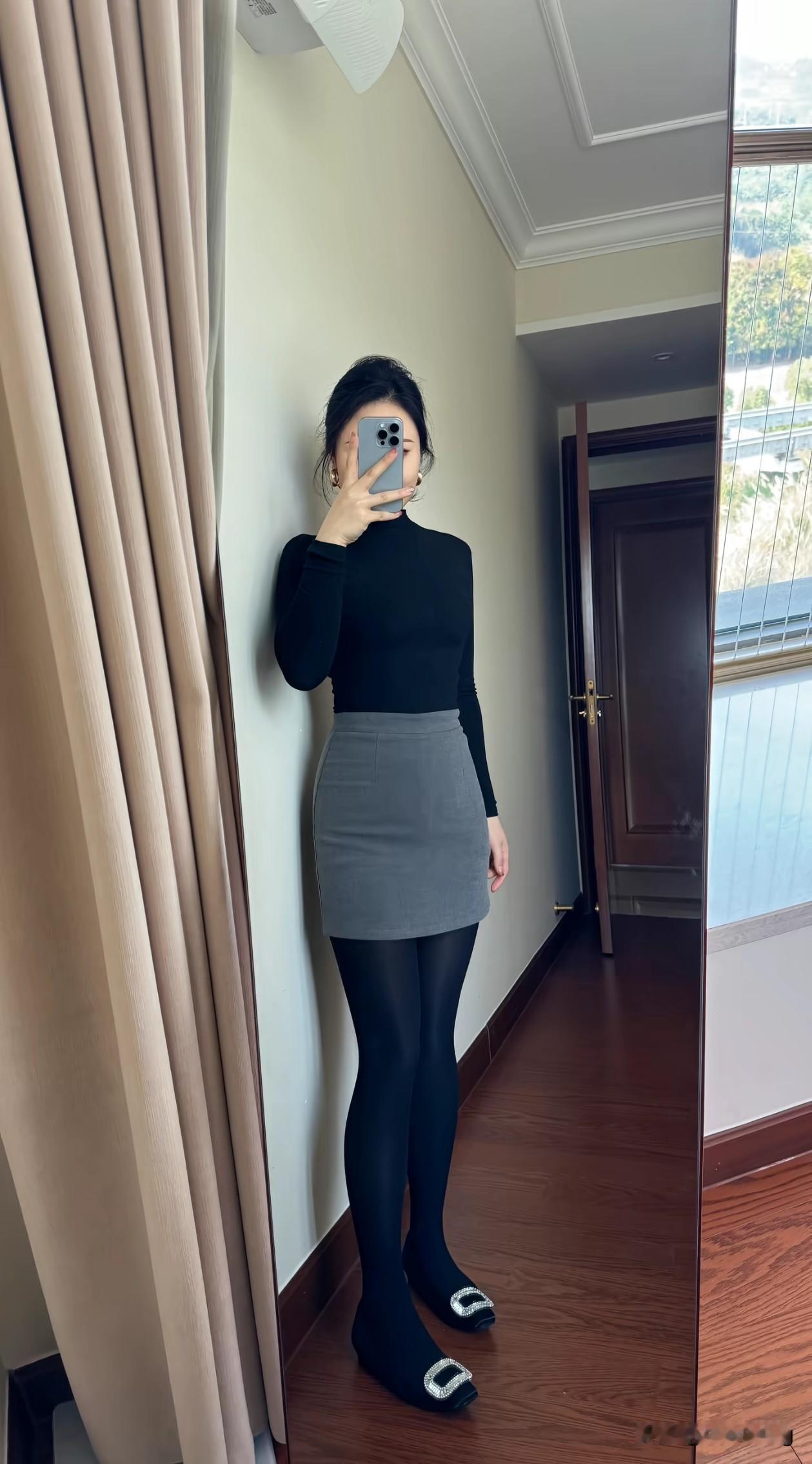  简约通勤穿搭，黑灰配永远的神，利落又显气质✨
在通勤穿搭的领域里，简约风格始终