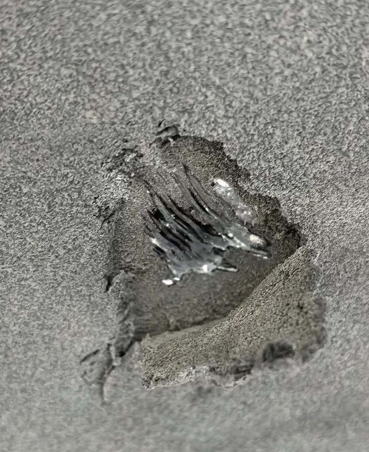 天塌了，车借给同事，电池包被磕了！ ​​​