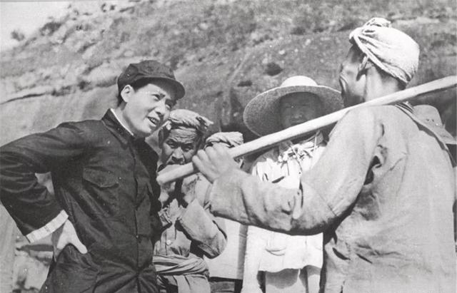 一九四八年，主席在河北省平山县西柏坡村珍贵影片！

毛泽东1893年12月26日