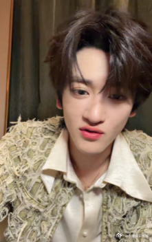 邓佳鑫直播 邓佳鑫直播真的很有魅力，不管是聊天互动还是开口唱歌，都让人挪不开眼 