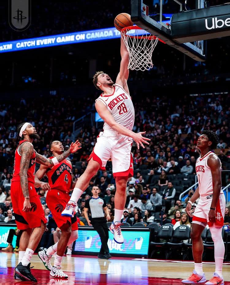 赛季至今的5场比赛，申京场均22.2分8.4篮板7.6助攻1.8抢断1盖帽，真实