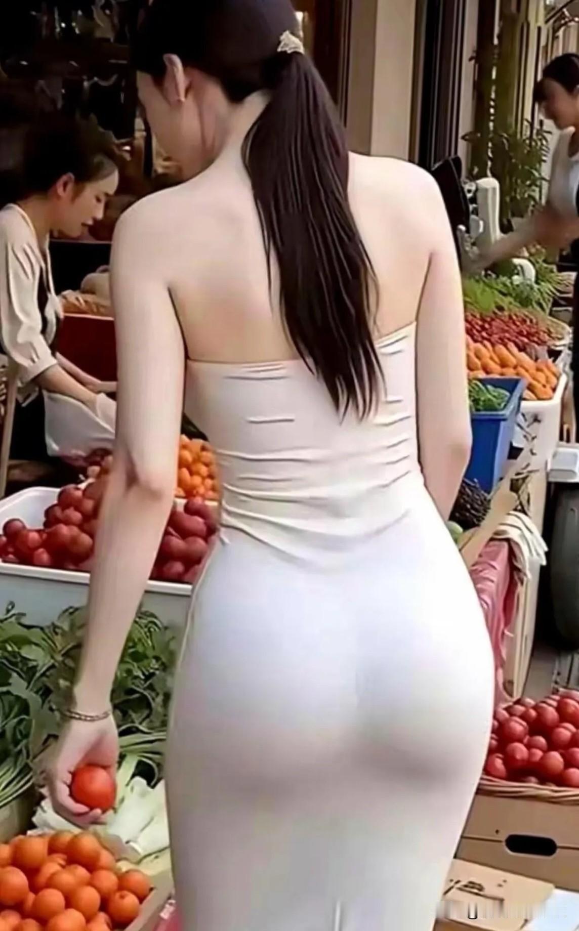 七绝·市集闲步
 
素裙轻立果蔬旁，束发垂丝映暖阳。
手握红茄寻鲜味，一身温婉入