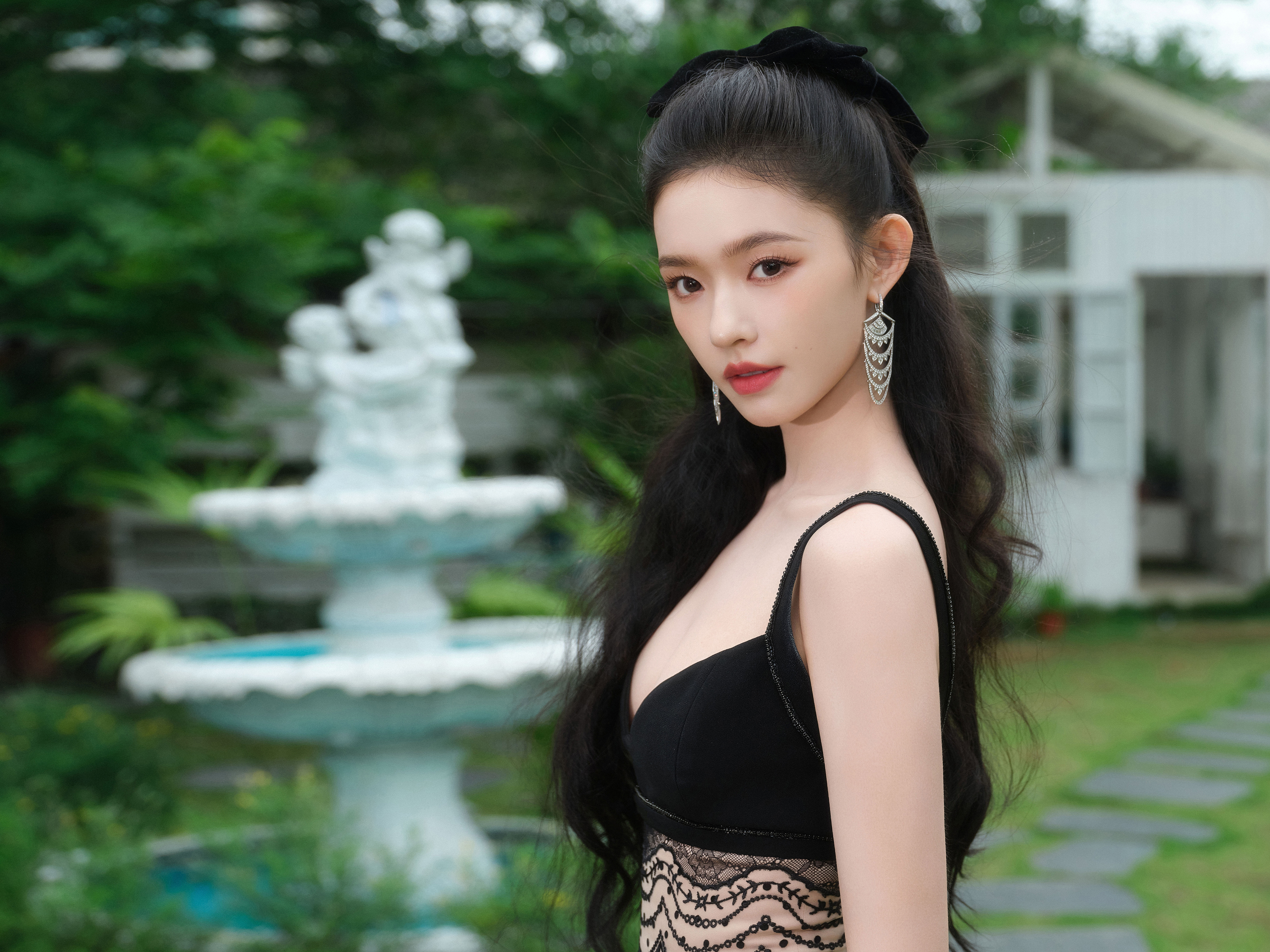 林允高马尾公主头不愧是时尚百变的林允！林允蝴蝶结高马尾莫名散发一种优雅感，好优雅