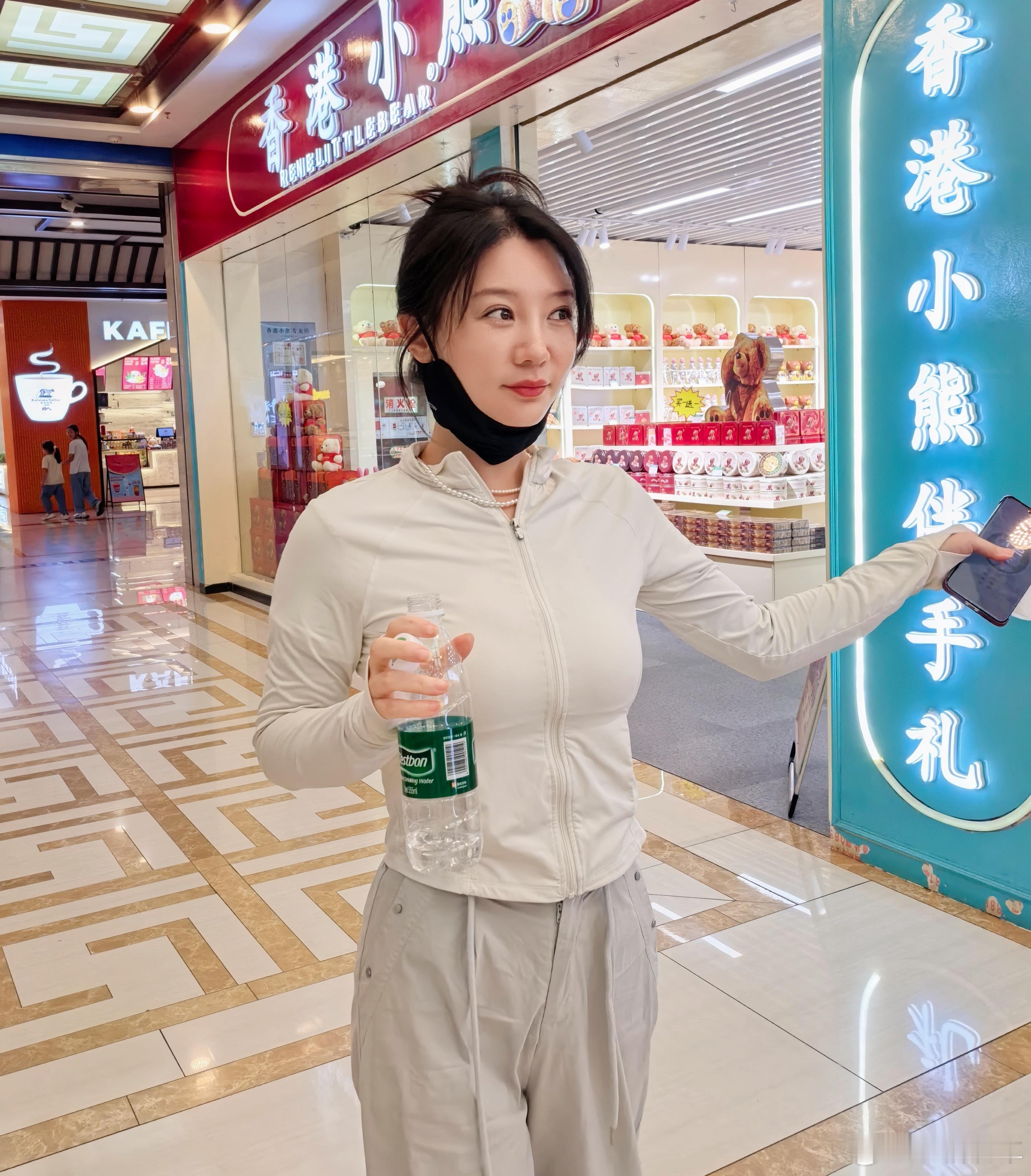 到新沂服务区啦，距离呼和浩特还有1167公里～ 到服务区买点零食，再买几罐红牛，