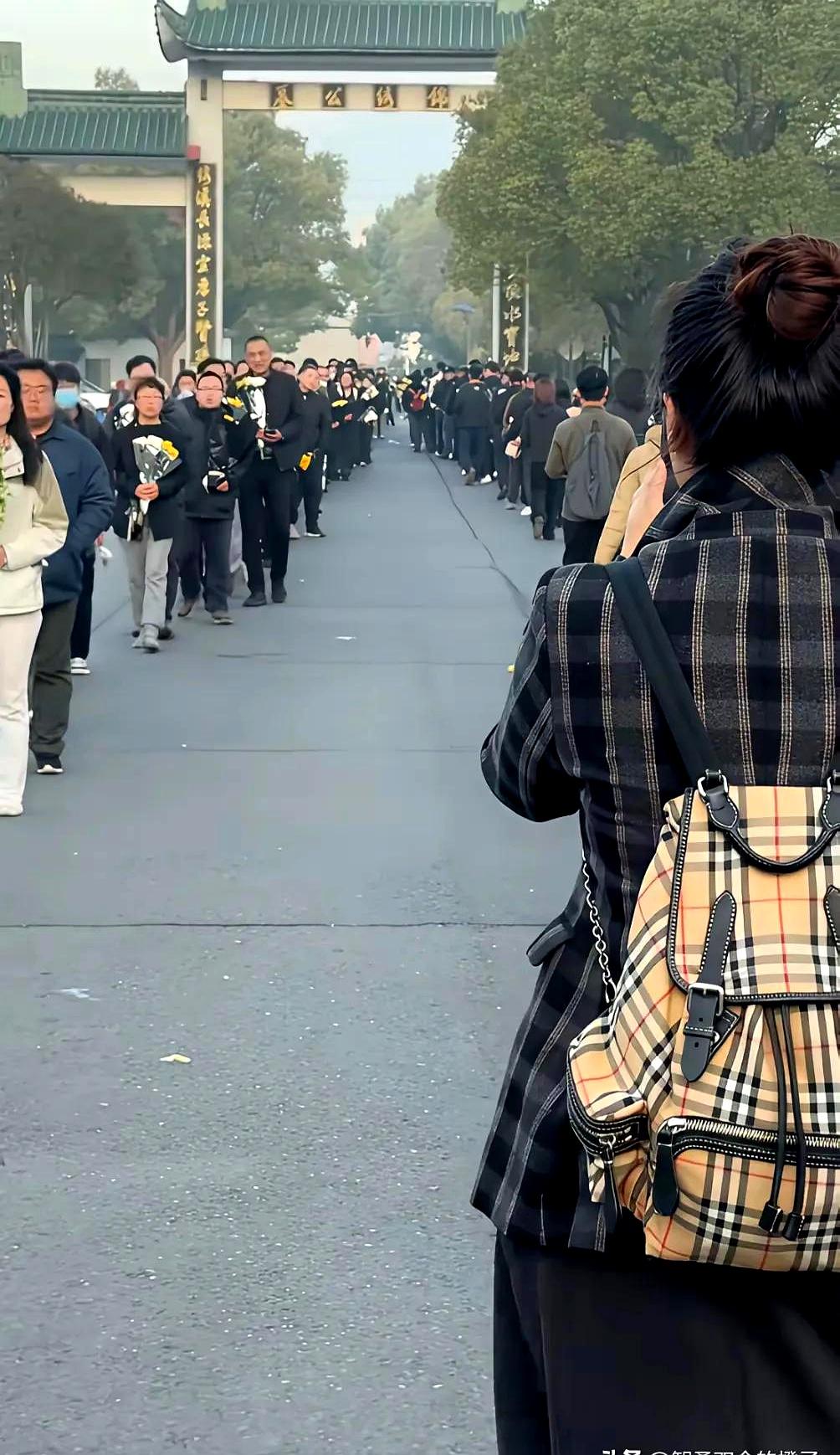 你说见过半个城市的年轻人，自发排队几里地去送一个普通人吗？
这事就在苏州发生了！