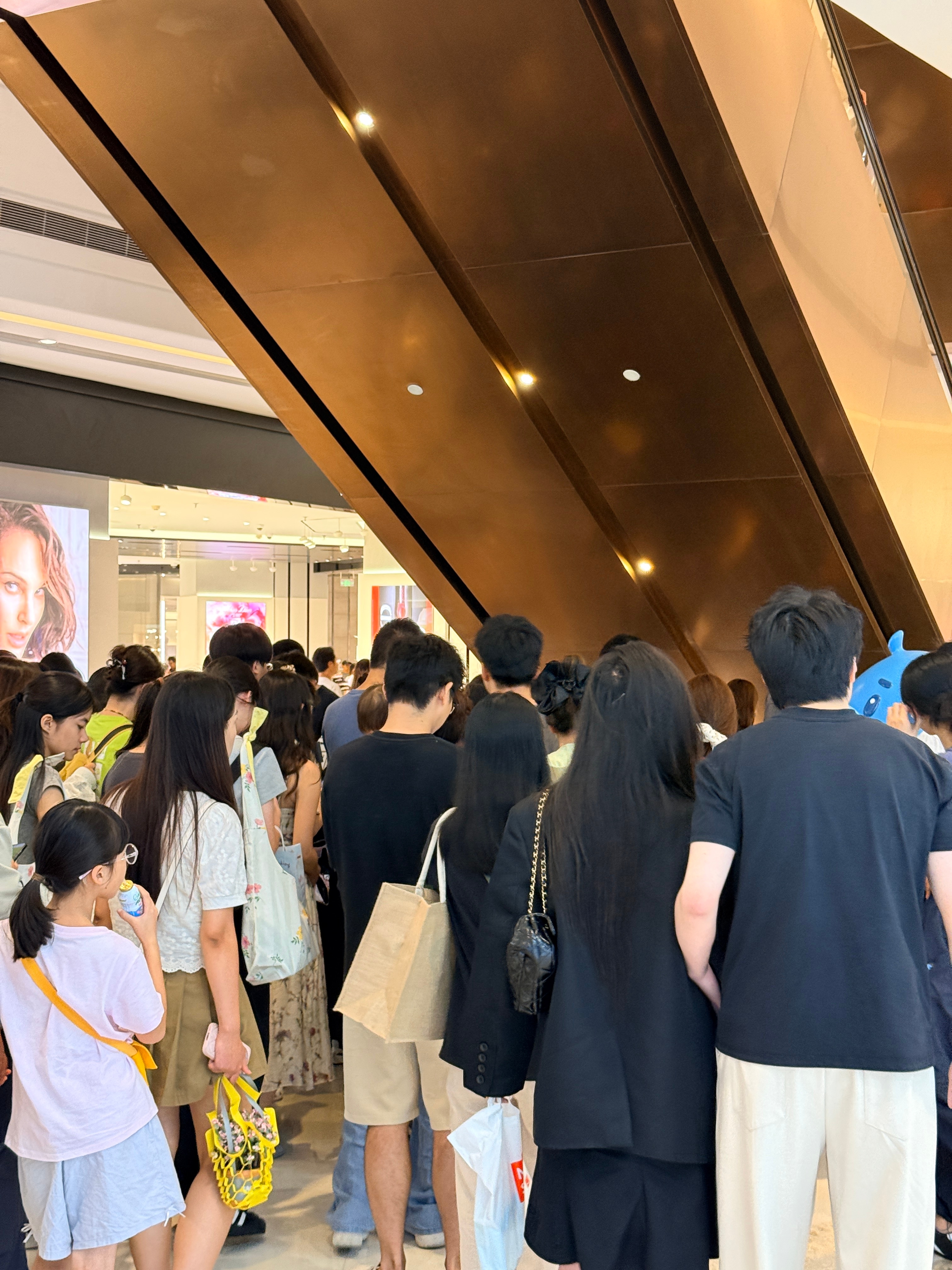 不知道为什么，今年滨江天街人多太夸张了杭州 杭州·龙湖杭州滨江天街
