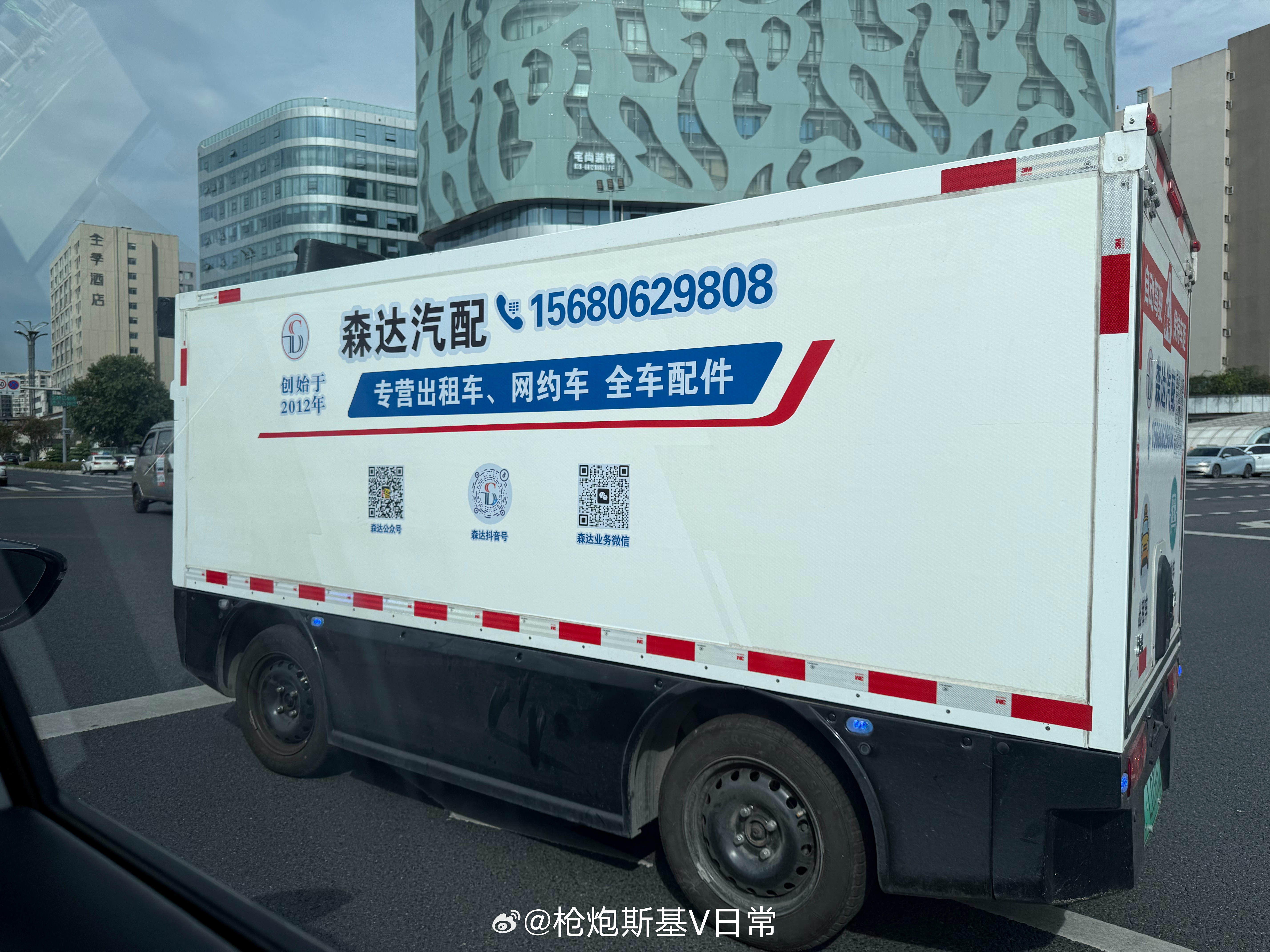 无人送货车，未来路面上，智能控制驾驶的各种车辆肯定会越来越多了。 ​​​