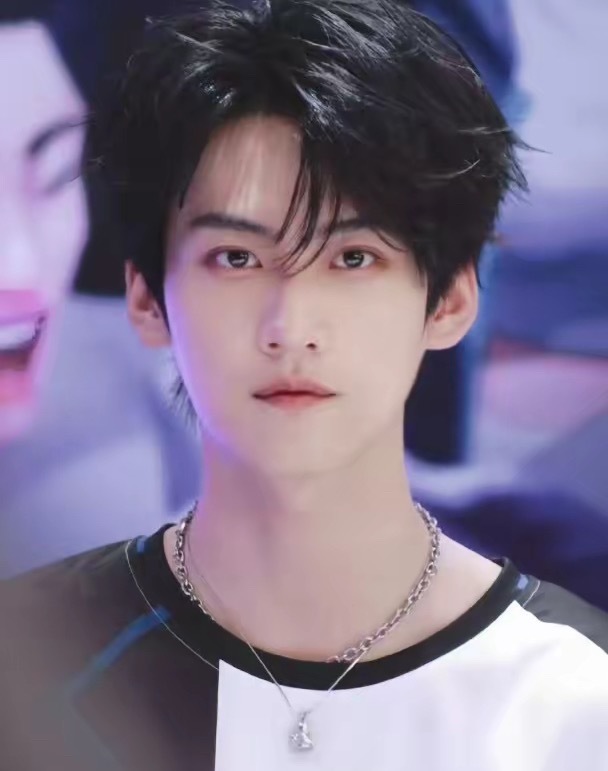 《狙击蝴蝶》演员表上，周柯宇国籍从美国改回中国，天选小说男主的真实人生更令人触动