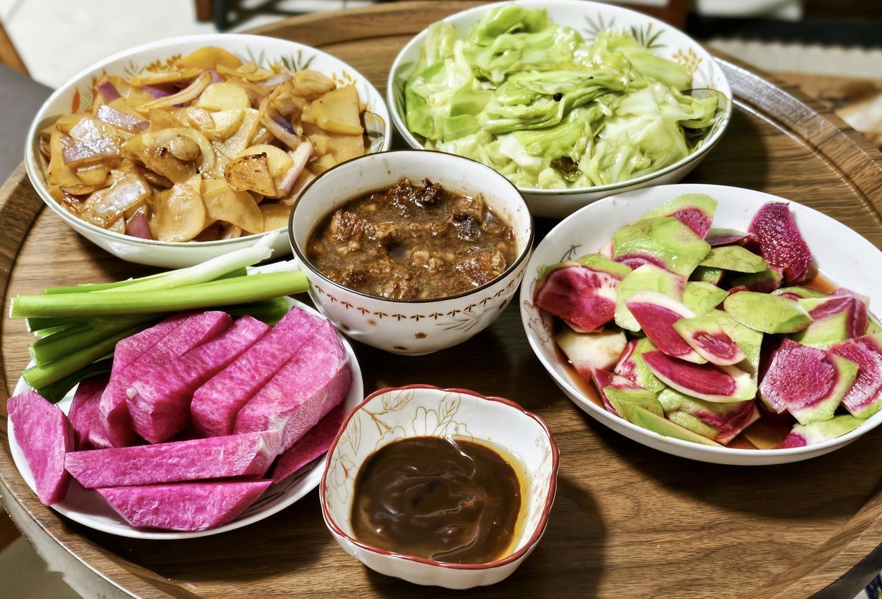 斋月第二十七天的晚餐有：一小碗筋头巴脑、洋葱炒土豆、炝炒莲花白、炝拌萝卜皮，还有