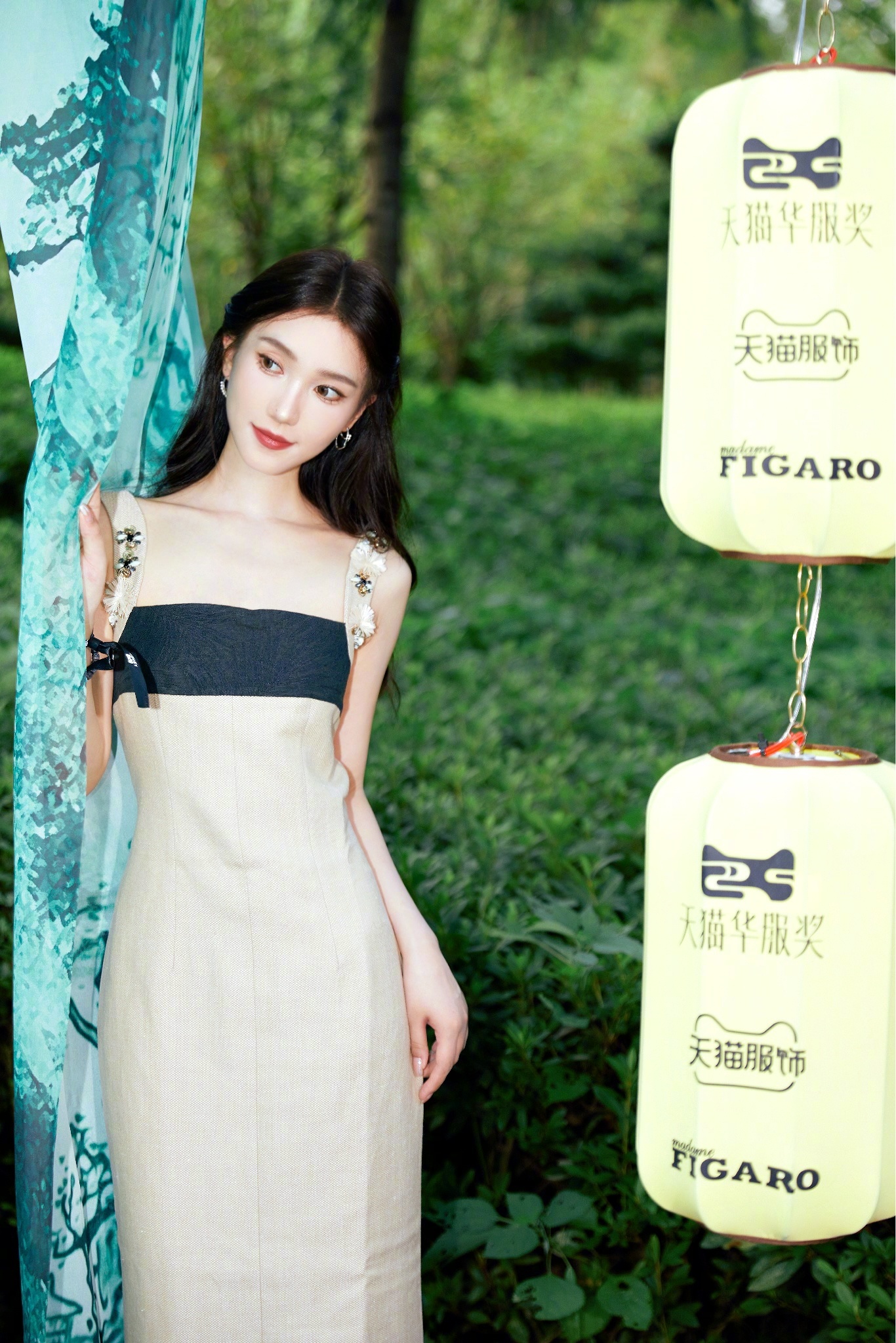 水墨为韵，华服为媒。共赴盛宴，绘#锦上添华# 。在兰亭的雅致中捕捉东方时尚的轮廓