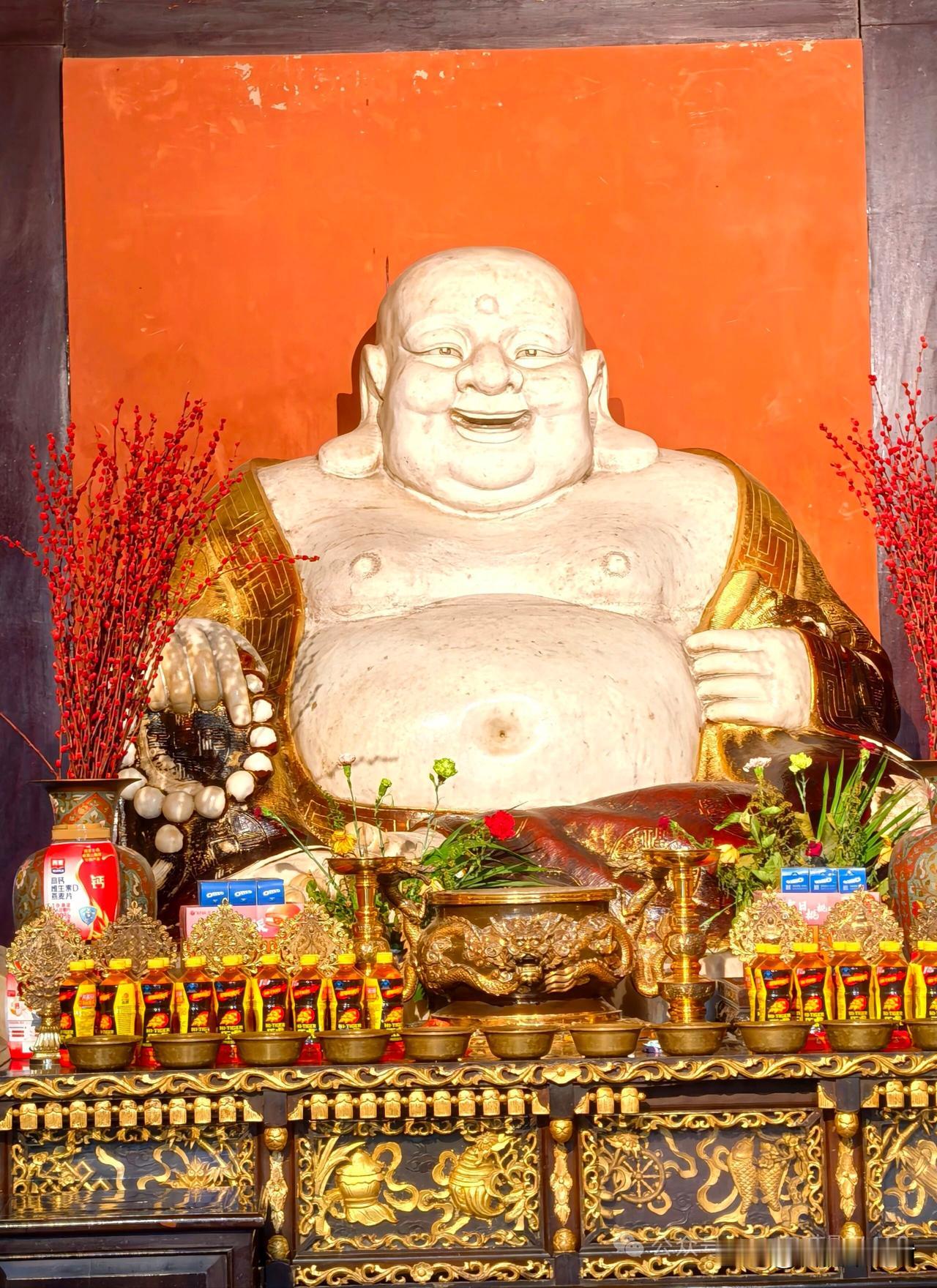 谁能拒绝一尊笑得这么治愈的弥勒佛啊！！
 
红墙前的这尊笑佛，一看见就被狠狠治愈