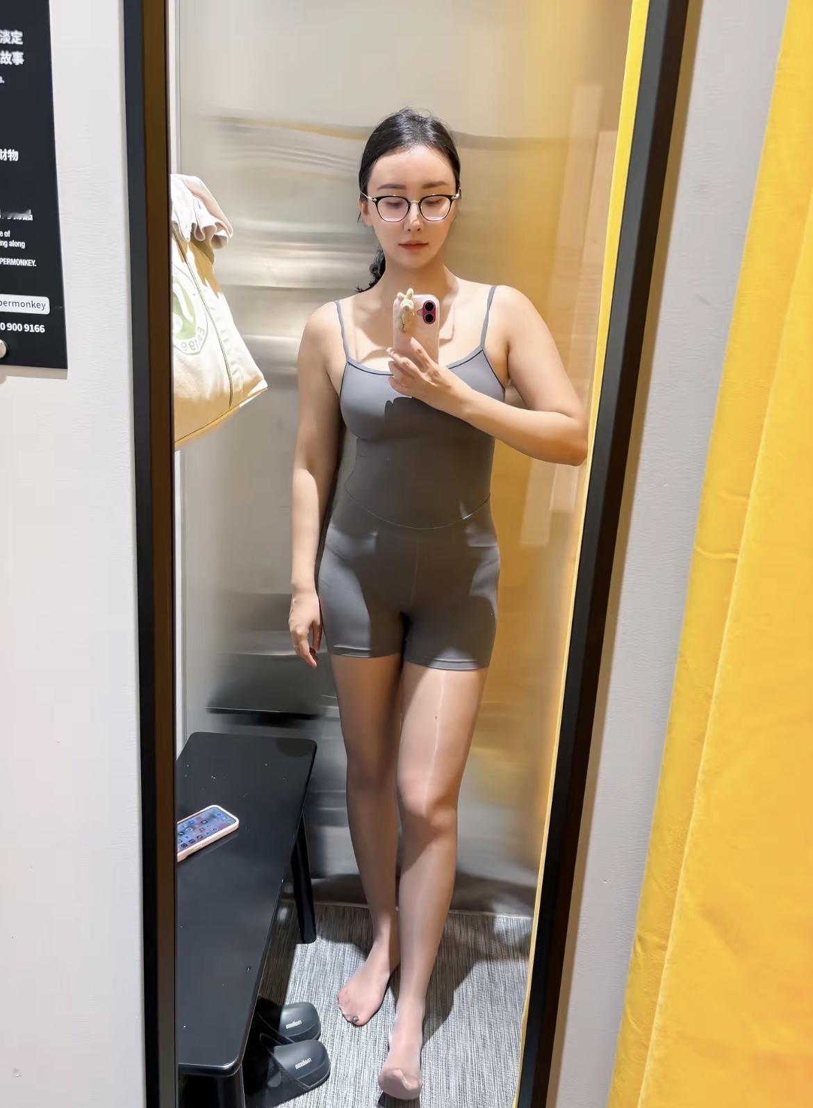 试衣间自拍，准备出门啦