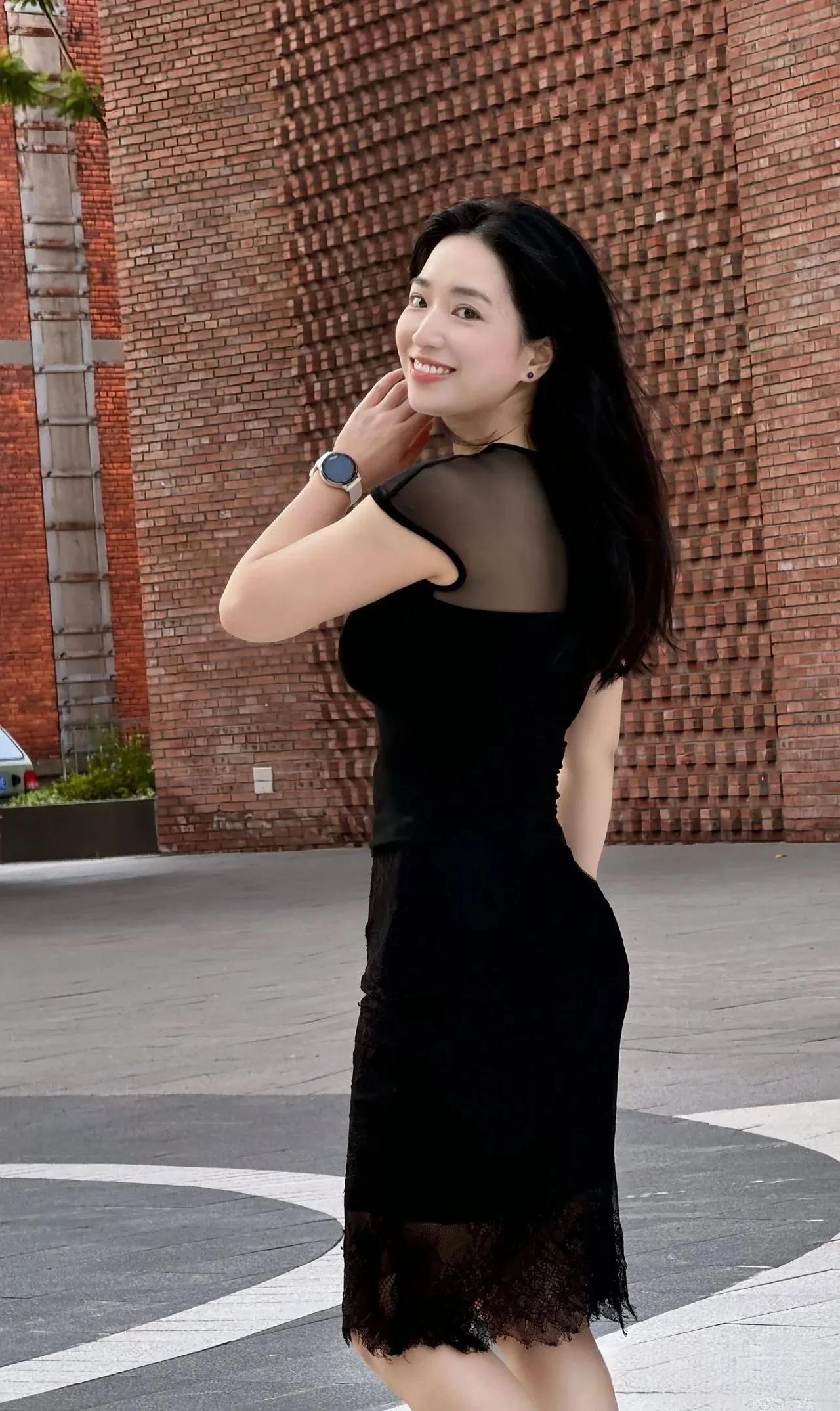 怎样穿搭能显示出温柔的女生气质? 街拍时装人像照，怎样拍出美的效果 
黑纱轻罩，
