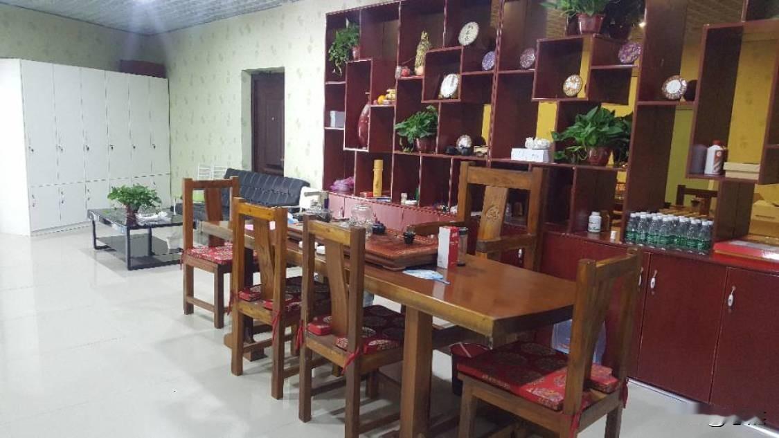 办公室焕新，整洁相伴
 
经过一番细致的清扫，办公室已然换了一番模样。光洁的瓷砖