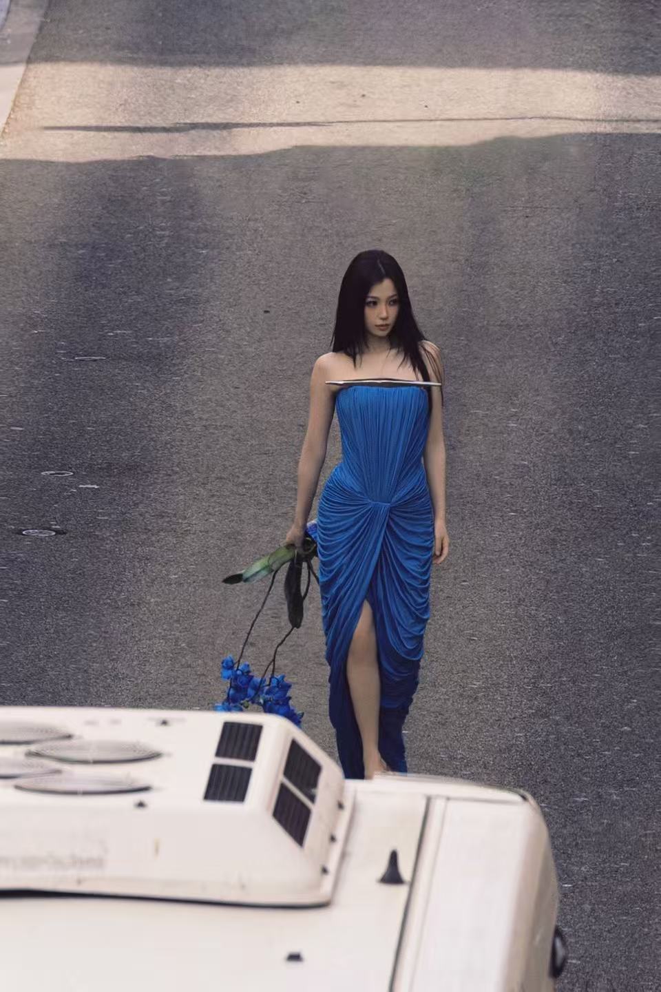 虞书欣  虞书欣湖蓝褶皱长裙虞书欣湖蓝金属抹胸裙 虞书欣湖蓝褶皱长裙，女神降临 