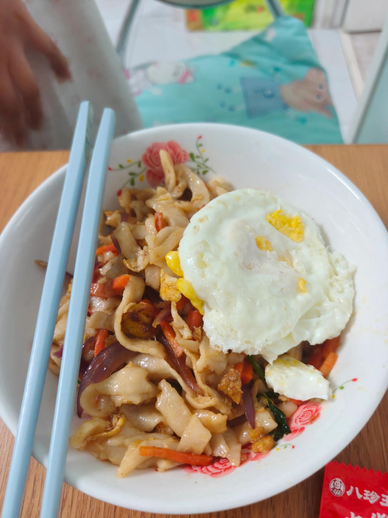 自己做的手擀面。无法拒绝碳水的快乐 有菜有肉有碳水 碳水王炸午餐 筷子拌面