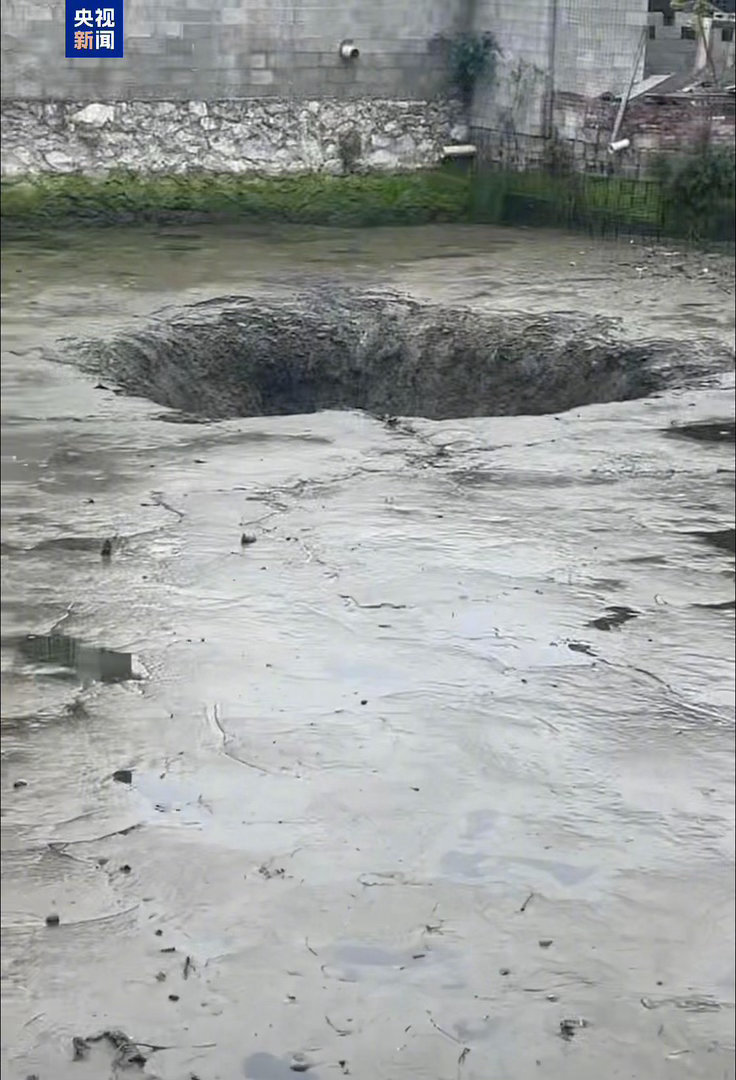 #柳州再发生地震#【#柳州地震倒塌房屋附近出现大坑#】#专家解读柳州地震成因余震