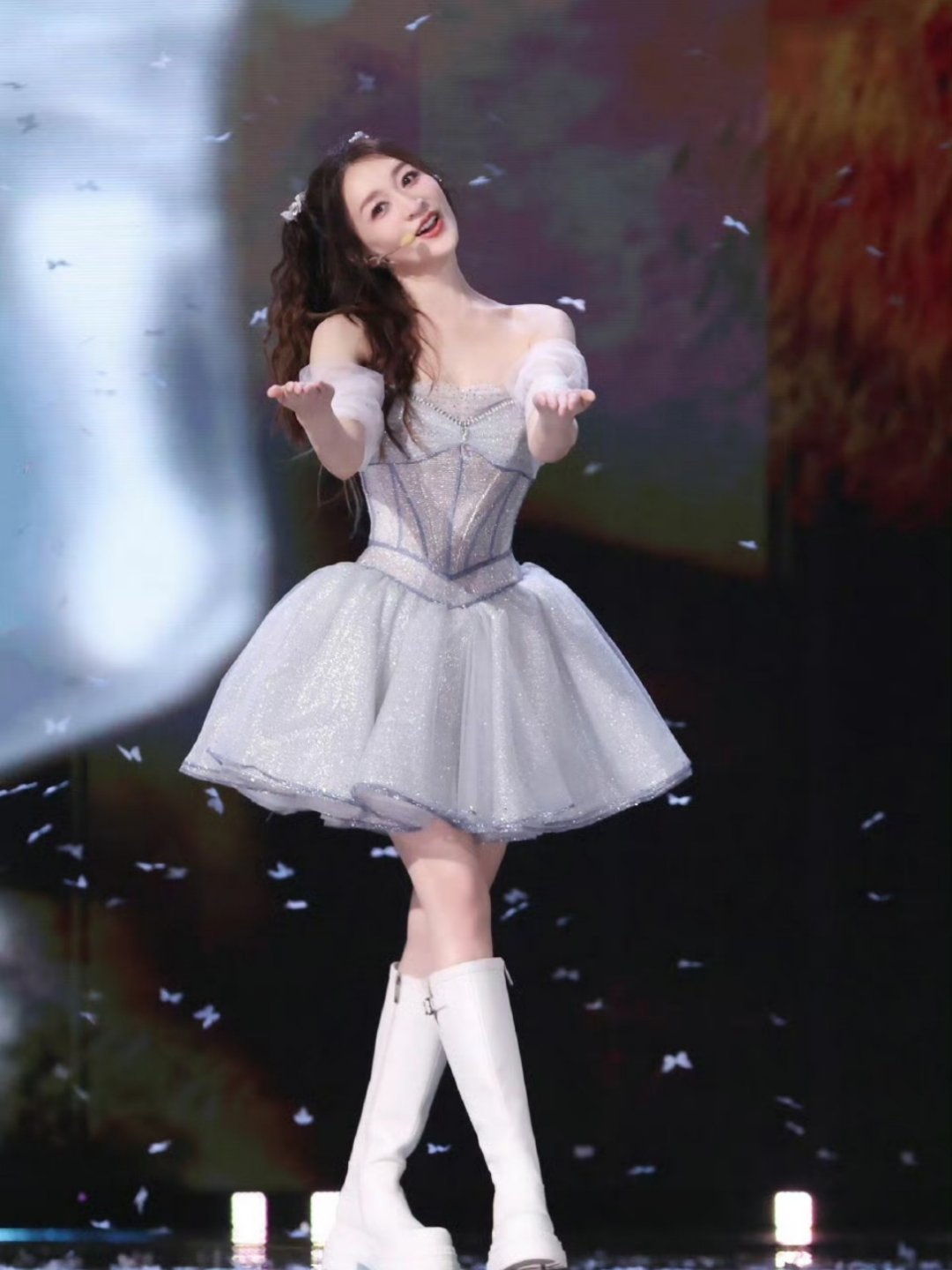 曝李小冉退出浪姐 有网友爆料50岁老姐姐李小冉退出《乘风2026》。李小冉曾多次