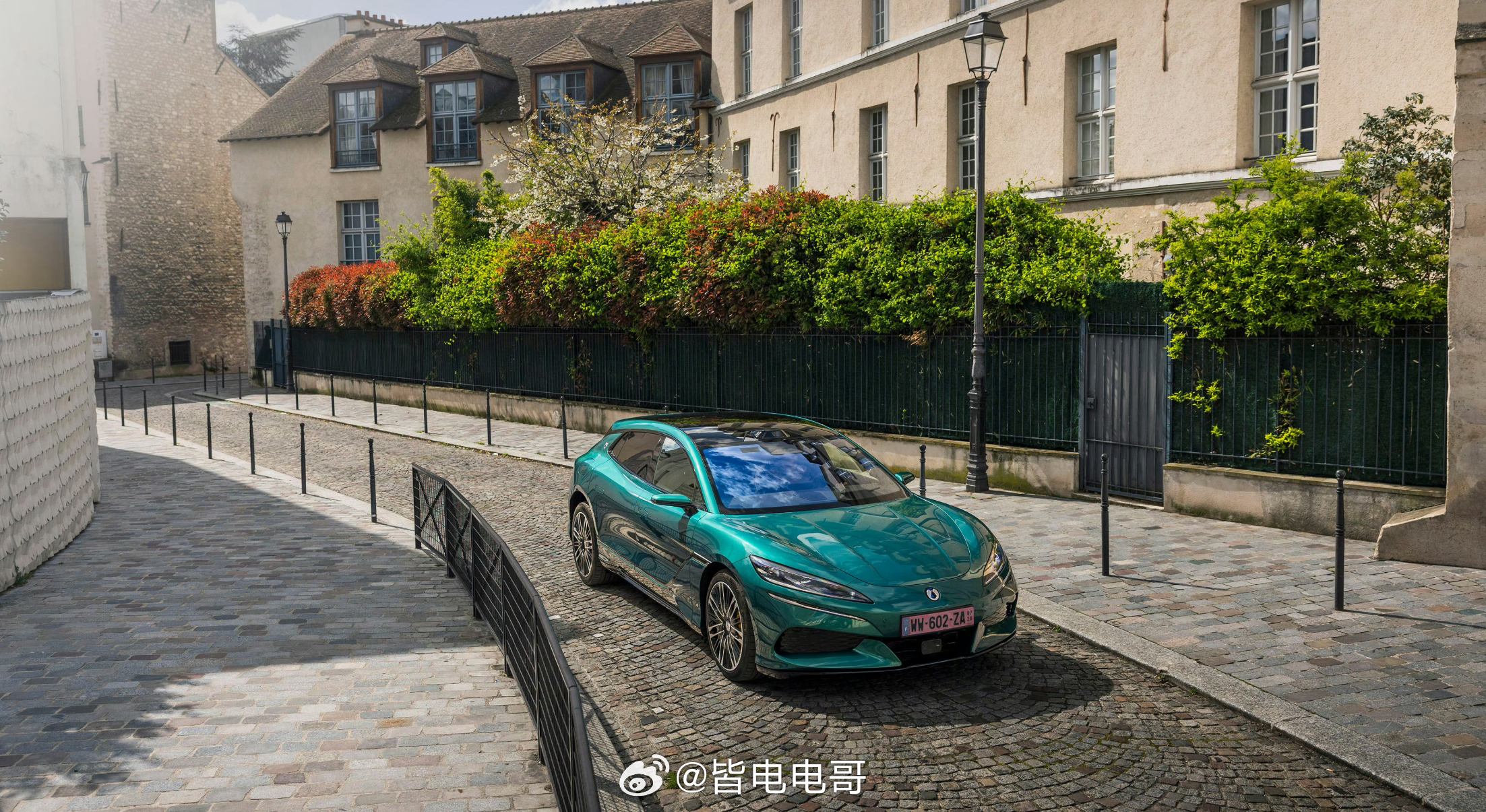  腾势Z9GT的设计越来越高级了修长的猎装车身低趴舒展，峡湾绿车漆在欧陆的光线里