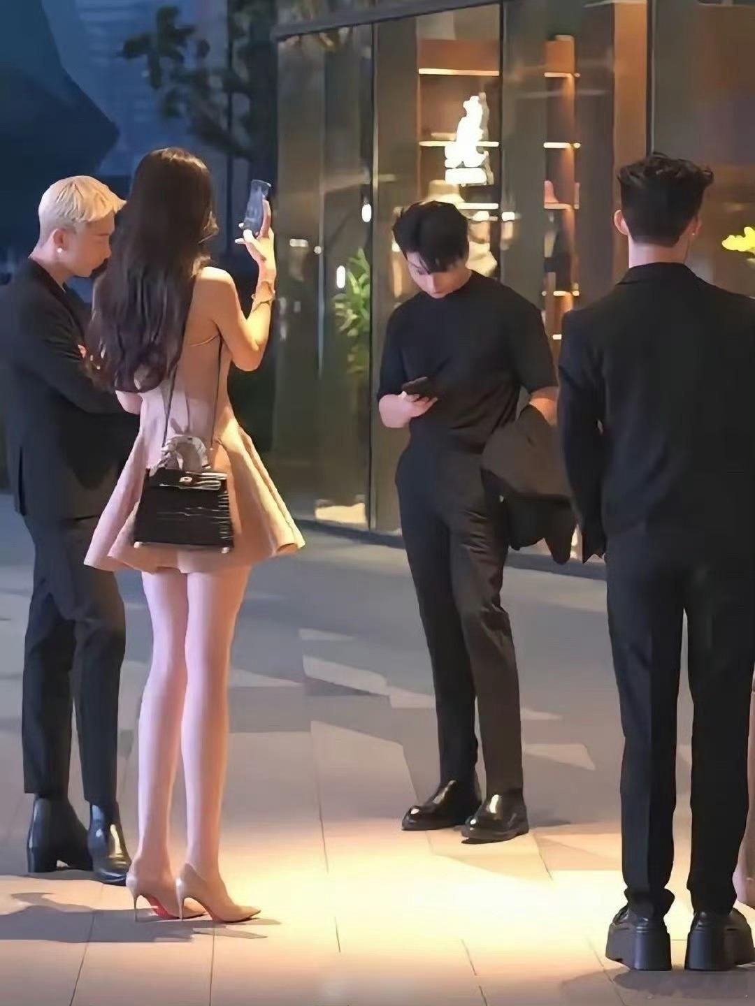 这应该就是现实版公主与少爷吧，身材确实优越！ 