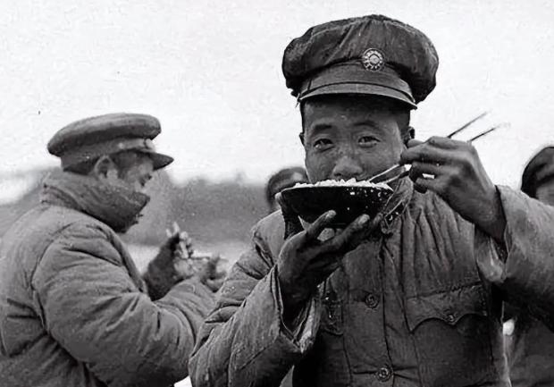 1949年，500名国民党残兵跑进了福建深山，断粮4天后发现了1桶油，抢着用它做