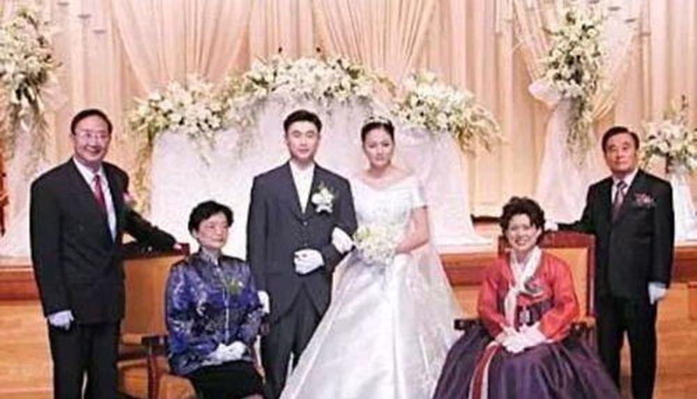 2002年5月4日，韩国首尔的婚礼现场，新娘的母亲全程没露笑容。婚礼前几日，这位