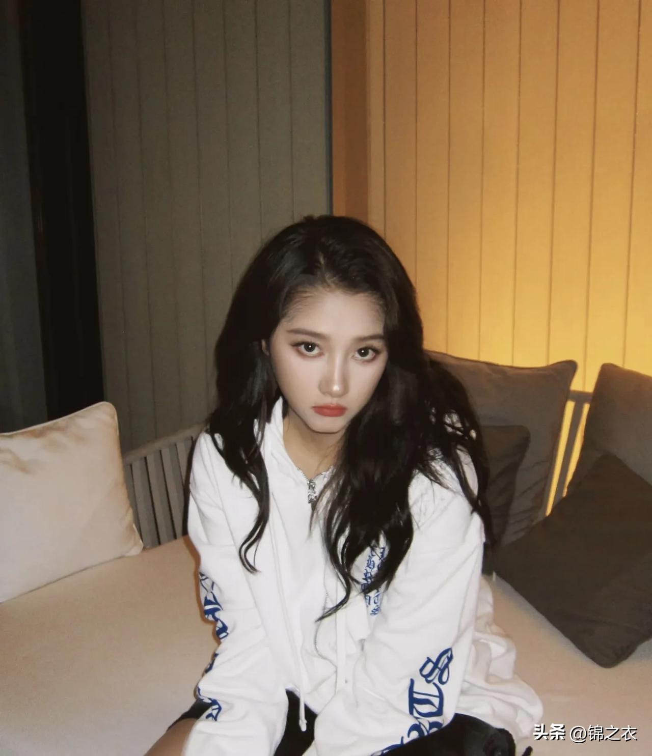 关晓彤为什么没有时尚感，我觉得还是因为气质问题，主要关晓彤的内心比较小女孩吧！