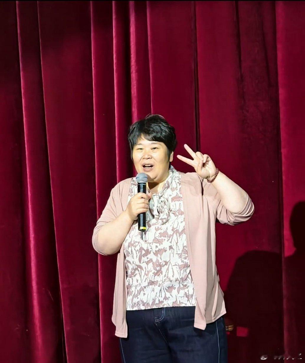 房主任说最大的收获是被大家看到了 从前默默耕耘，如今倍感珍惜。能被看见，是认可也