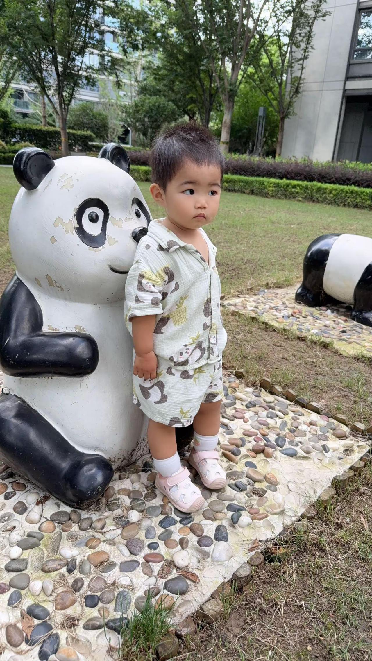 【又来找🐼玩啦】熊猫宝宝 人类幼崽户外活动 熊猫合影 不知道为啥，宝宝特别喜欢